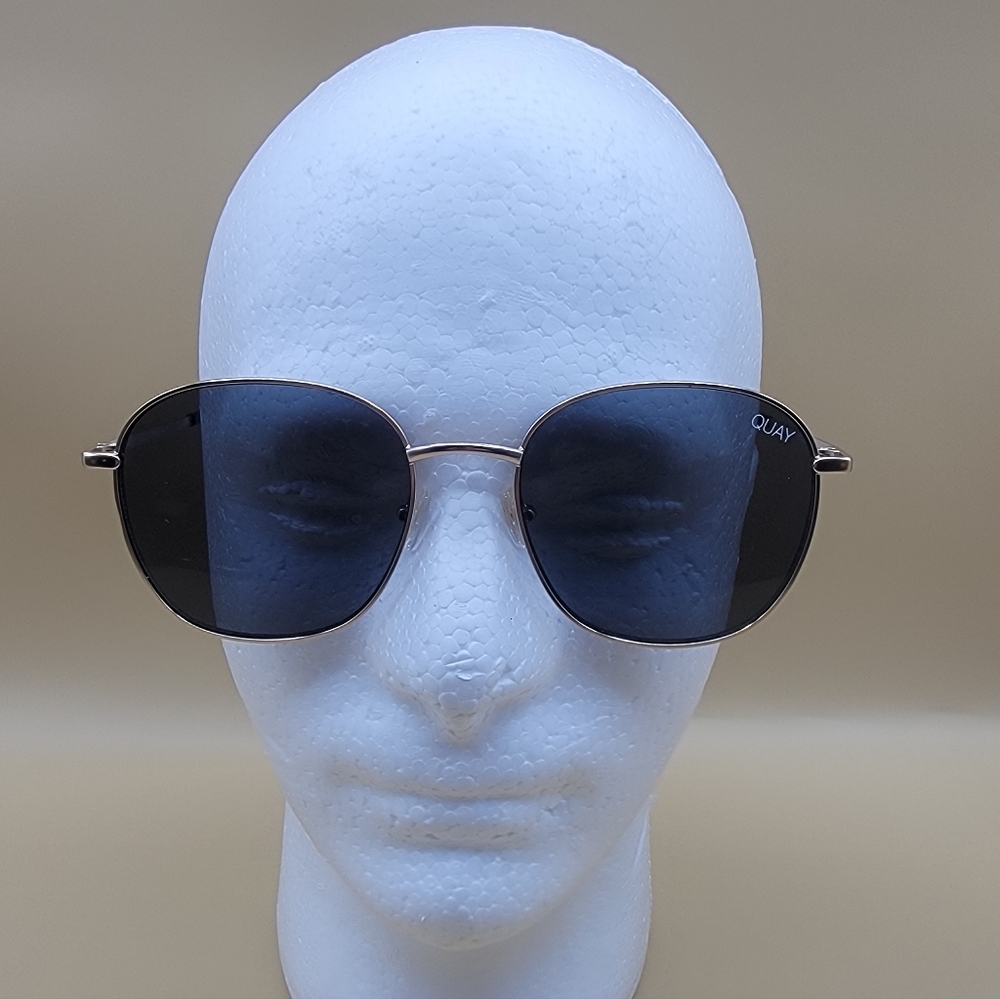 Quay Jezabell 126 Women's Sunglasses Black Gold Round Lens CAT .3 No Case Clean